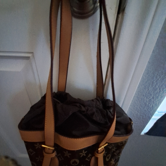 Bucket Bag with drawstring closure. - Picture 4 of 4